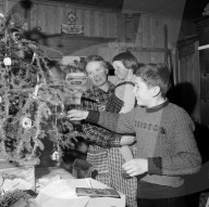 Bauernfamilie feiert Weihnachten; 1960