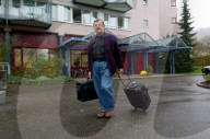 Walo Lüönd beim Verlassen der Klinik Zurzach, 2004