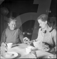 Bäuerinnen beim Brot essen, 1941