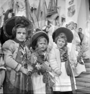 Trachtenmädchen an der Hochzeit von Fürst Franz Josef und Gina von Liechtenstein, 1943