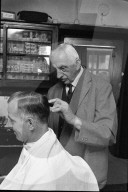 Coiffeur bei der Arbeit, 1971