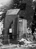 Zerstörter Kiosk nach Kriegsende in Schaffhausen, 1945