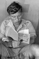 Landung der Alliierten auf Sizilien: Soldat studiert Handbuch, 1943
