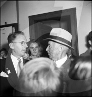 Henri Guisan zu Besuch beim Zürcher Knabenschiessen 1949