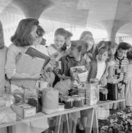 Benefiz-Markt für das Kinderdorf Pestalozzi 1958