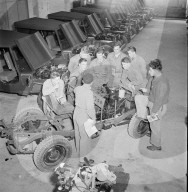 Rekruten bei Einführungskurs im Umgang mit dem Armee-Jeep, Thun 1950