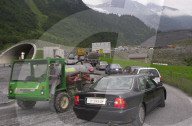 Stau beim gesperrten Mitholz-Tunnel, 2004
