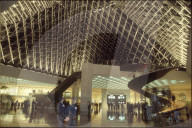 Im Innern einer Pyramide beim Louvre, Paris 1989