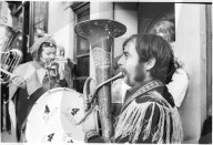 Tuba-Musikant an  der Zürcher Fasnacht 1969