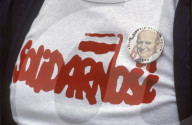 Papstbesuch Schweiz 1984, Luzern: Pole mit Solidarnosc-Shirt, Papst-Button