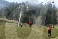 Grüner Winter 1988: Gras Skifahrer am Skilift