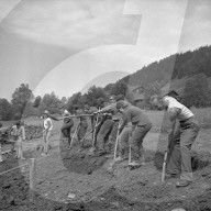 Junge Freiwillige bei der Erstellung eines Erholungsplatzes; Wildhaus 1965