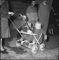 Kleinkinder im Kinderwagen, Zürich 1958