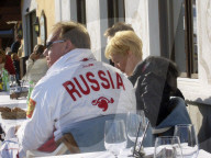 Russische Touristen in St. Moritz 2006: beim Essen im Gartenrestaurant