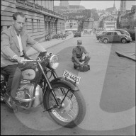 Motorradfahrer bei Lärmpegel-Kontrolle, Zürich 1952