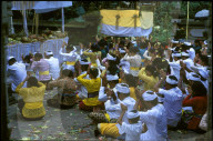 Balinesen feiern ein religiöses Fest, 1993