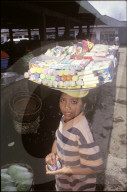 Mädchen mit Süssigkeiten auf dem Kopf, Indonesien, 1993