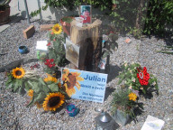Blumen und Karten für den verunglückten Julian, 2005
