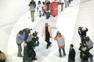 Boris Becker von Fotografen umringt; 2005
