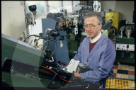 Sportschuhfabrik: Unternehmer Kurt Künzli an der Zwickmaschine, 1993