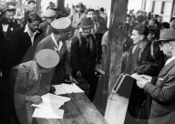 Italienische Internierte verlassen die Schweiz, Grenzkontrolle der Alliierten ; 1945