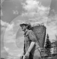 Bauer mit frisch gebackenem Brot in St. Luc, Wallis, 1941
