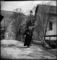 Priester in Walliser Dorf, 1940
