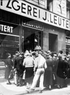 Leute stehen an vor Metzgerei in Zürich, 1942