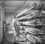 Brot; Vorrat fürs Militär in Turnhalle; 1939