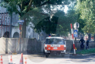 Polizeikontrolle bei einem Schulhaus