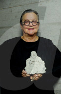 Christa de Carouge mit lächelndem Buddha