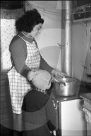 Fahrende Fau im Wohnwagen am Kochherd 1942