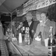 Der CVJM verkauft Punsch für Hilfe in Ungarn, Zürich 1956