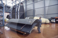 Montage Satelliten-Hülle im Flugzeugwerk Emmen 1987
