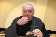 Beat Wüthrich, Gastro-Journalist, testet Brot, 2006