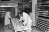 Biel; Bäcker formen Brotlaibe; 1970