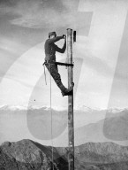 Schweizer Übermittlungssoldat auf Telefonmast, um 1940