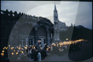 Pilger im Wallfahrtsort Lourdes 1984: Kerzenumzug