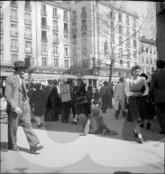 Passanten bei Tramhaltestelle, Budapest 1948