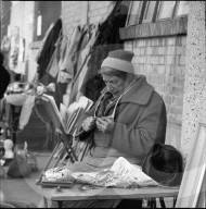 Frau beim Essen, Marché aux Puces, Saint-Ouen, Paris 1961