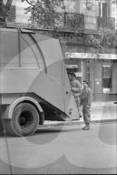 Studentenunruhen in Paris 1968: Soldaten auf Müllfahrzeug 