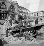 Mann schläft auf Gepäckkarren, Hauptbahnhof Budapest 1948