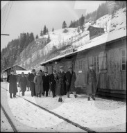 Bundesrat Kobelt bei Notunterkunft beim Bahnhof Blausee-Mitholz 1948