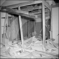 Zerstörte Baracke nach Explosion eines Badeofens, Melchtal 1953