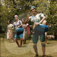 Frauen schlagen Trommeln in einer Tanzschule, ca. 1960