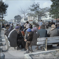 Männer sitzen in Park, Istanbul 1976