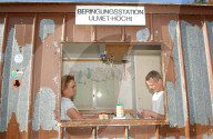 Freiwillige in der Beringungsstation Lauwil untersuchen die Gesundheit von Zugvögeln, 2005