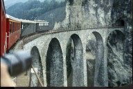 Glacier Express 1979: Zug auf Viadukt