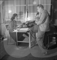Schweiz 1943: Frau und Mann beim Arbeiten in Büro