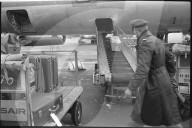 Zollbeamter bei Frachtauslad, Flughafen Zürich-Kloten 1970